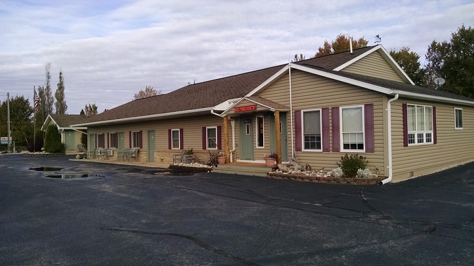 Front and wider view of Fox River Motel