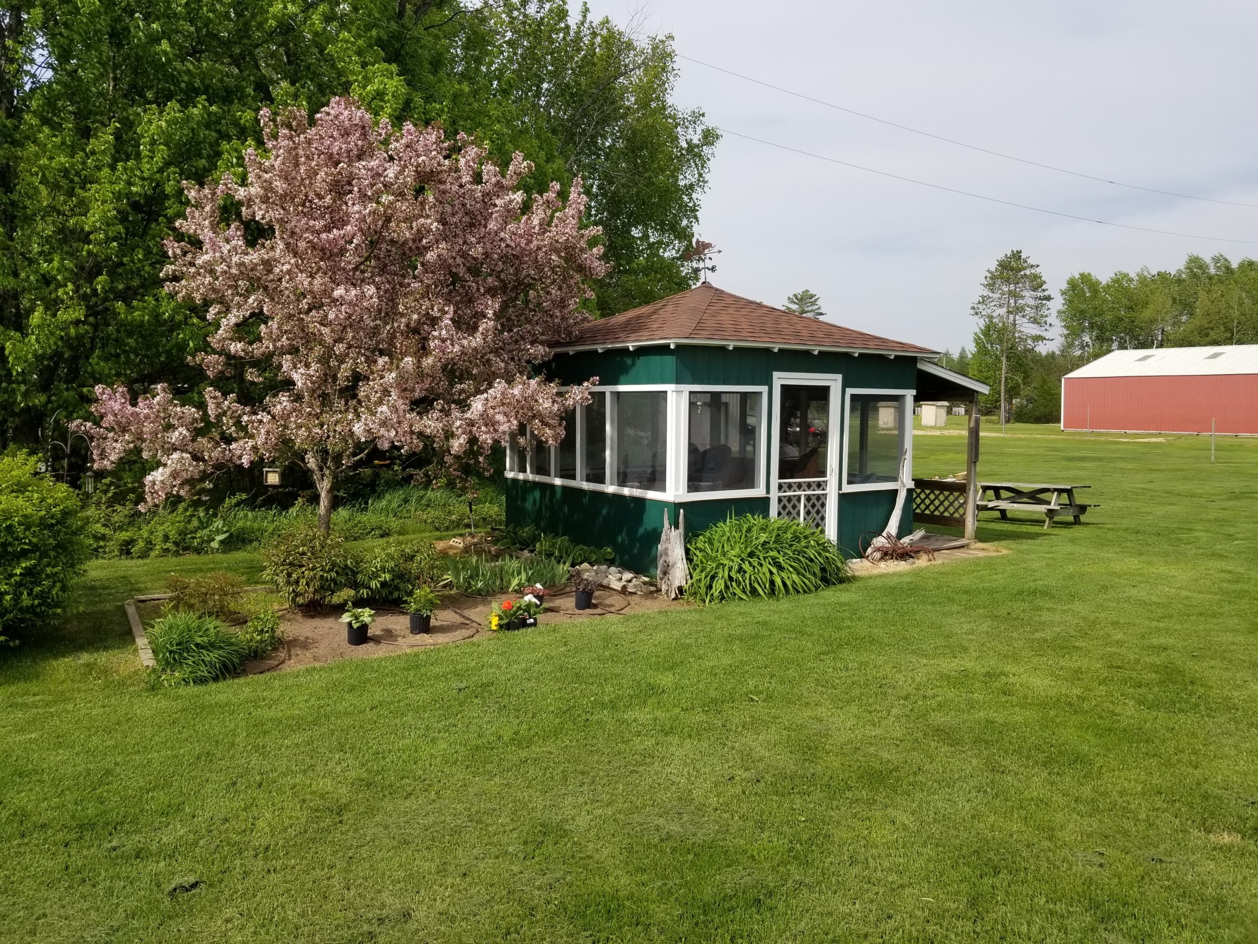 Open are or garden are in Fox River Motel